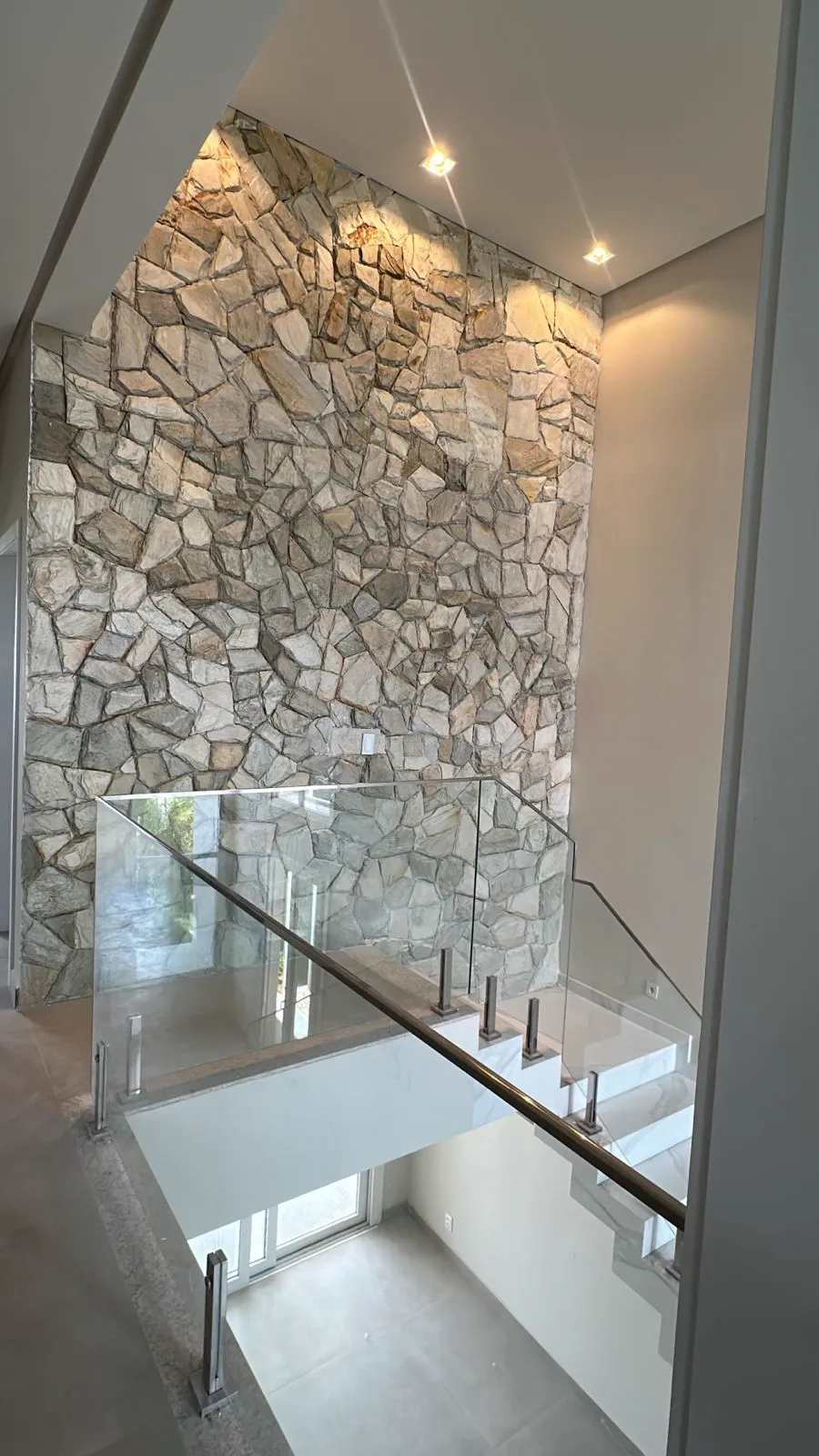 Escadaria com parede de pedra natural