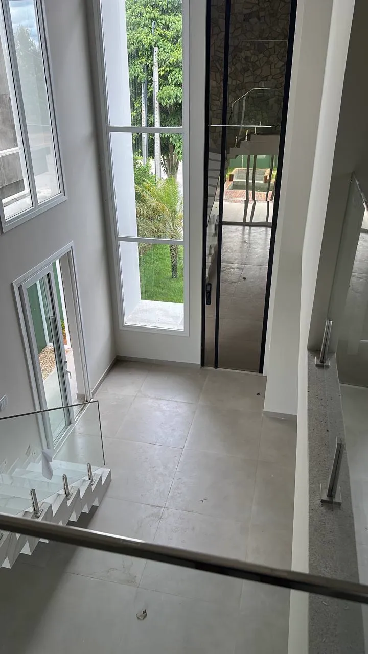 Vista do hall com pé-direito duplo